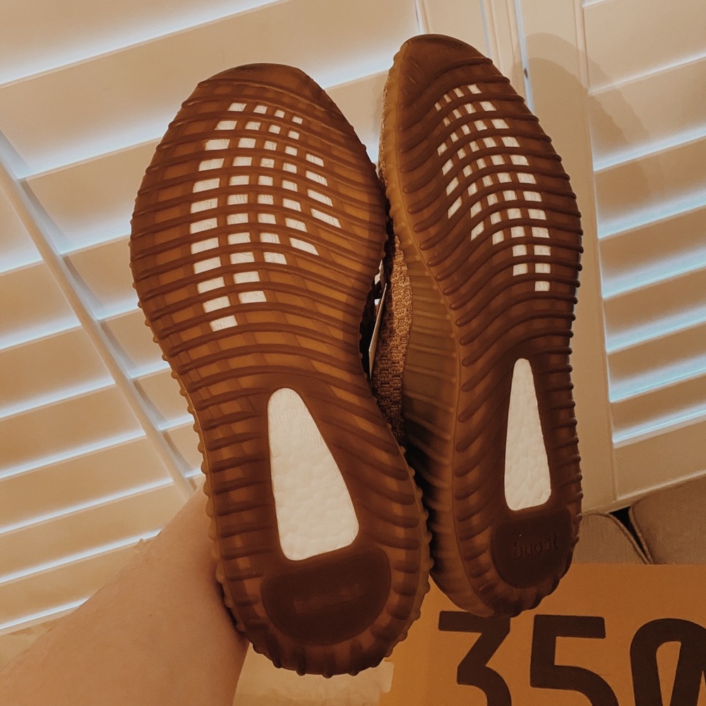 *NEW/Never worn* YEEZY Boost 350 V2 Sand Taupe - Picture 5 of 6